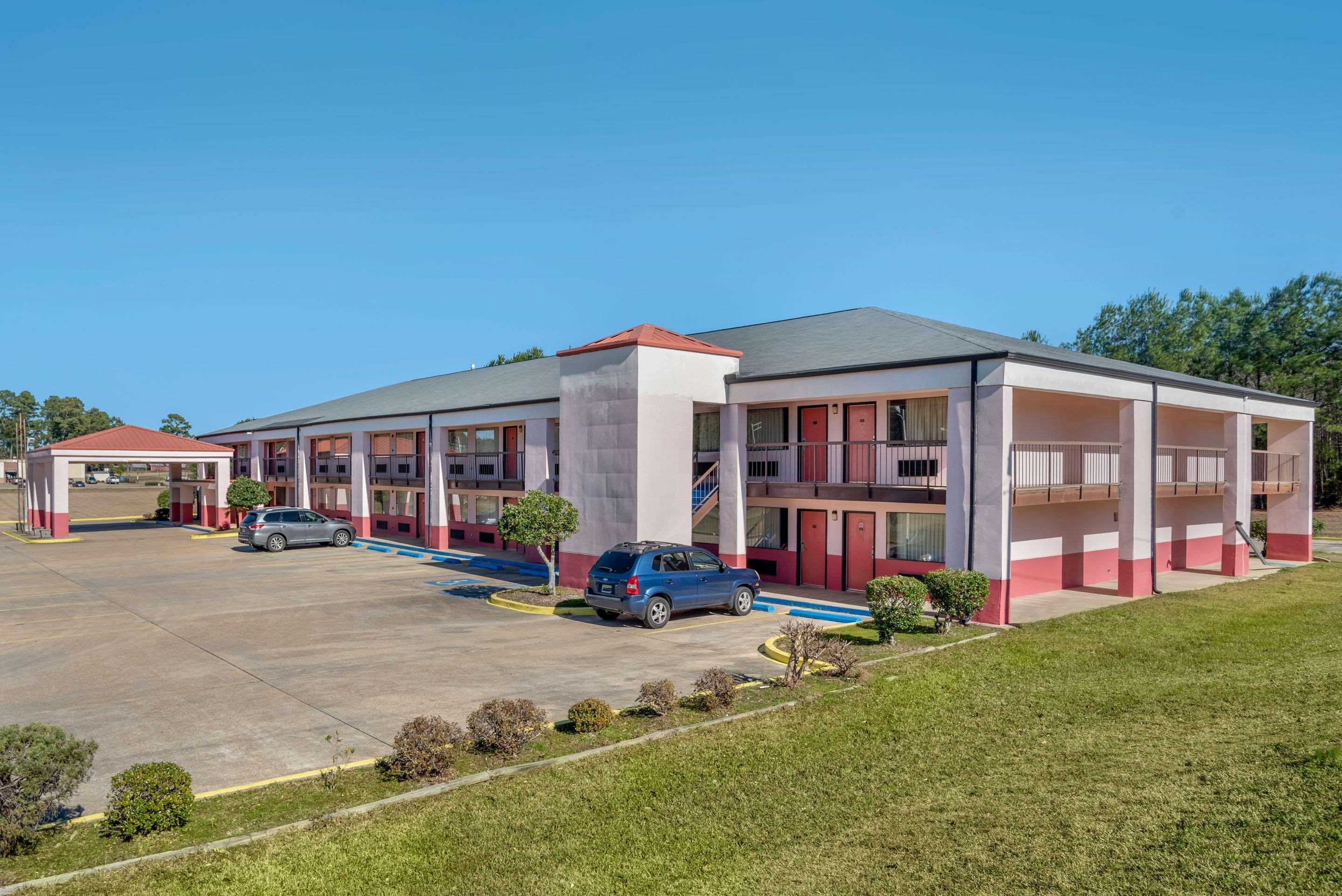 Econo Lodge Inn & Suites Forest Exterior photo