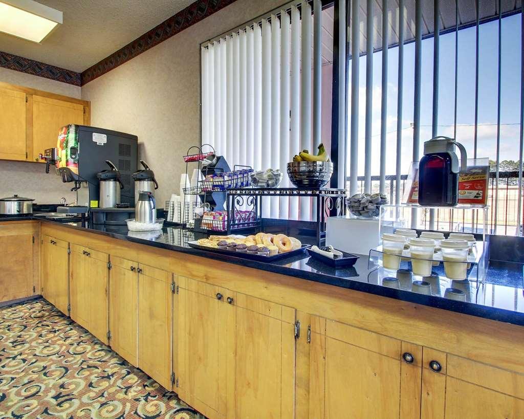 Econo Lodge Inn & Suites Forest Restaurant photo