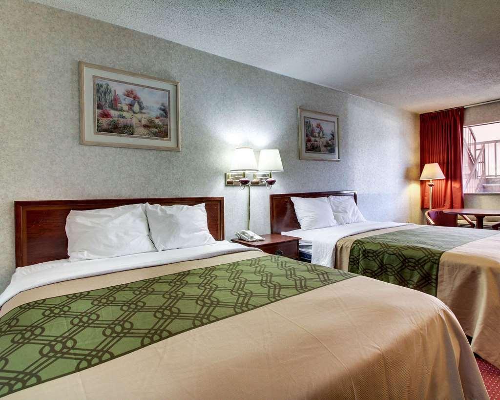 Econo Lodge Inn & Suites Forest Room photo