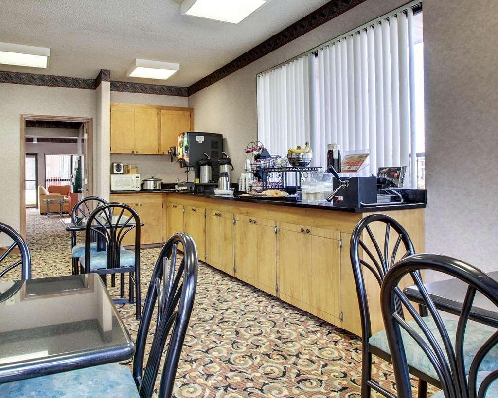 Econo Lodge Inn & Suites Forest Restaurant photo