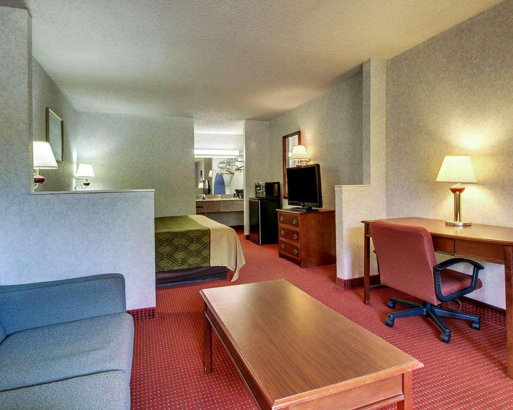 Econo Lodge Inn & Suites Forest Room photo