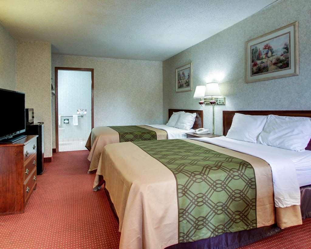 Econo Lodge Inn & Suites Forest Room photo