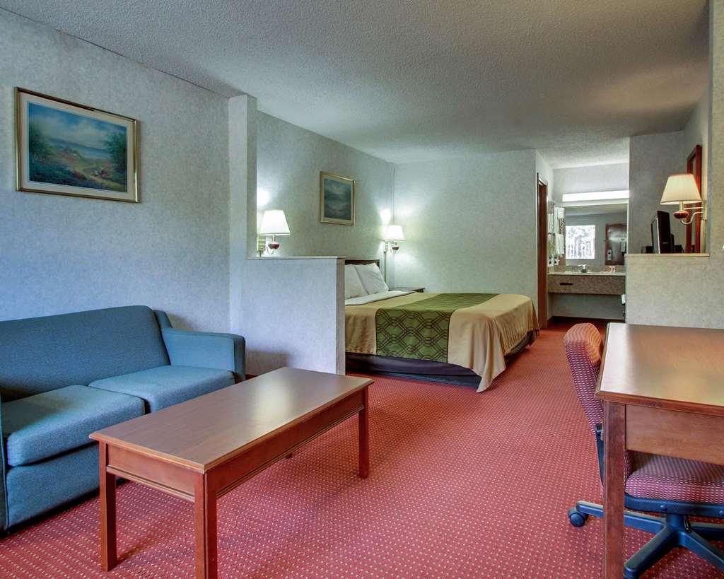 Econo Lodge Inn & Suites Forest Room photo