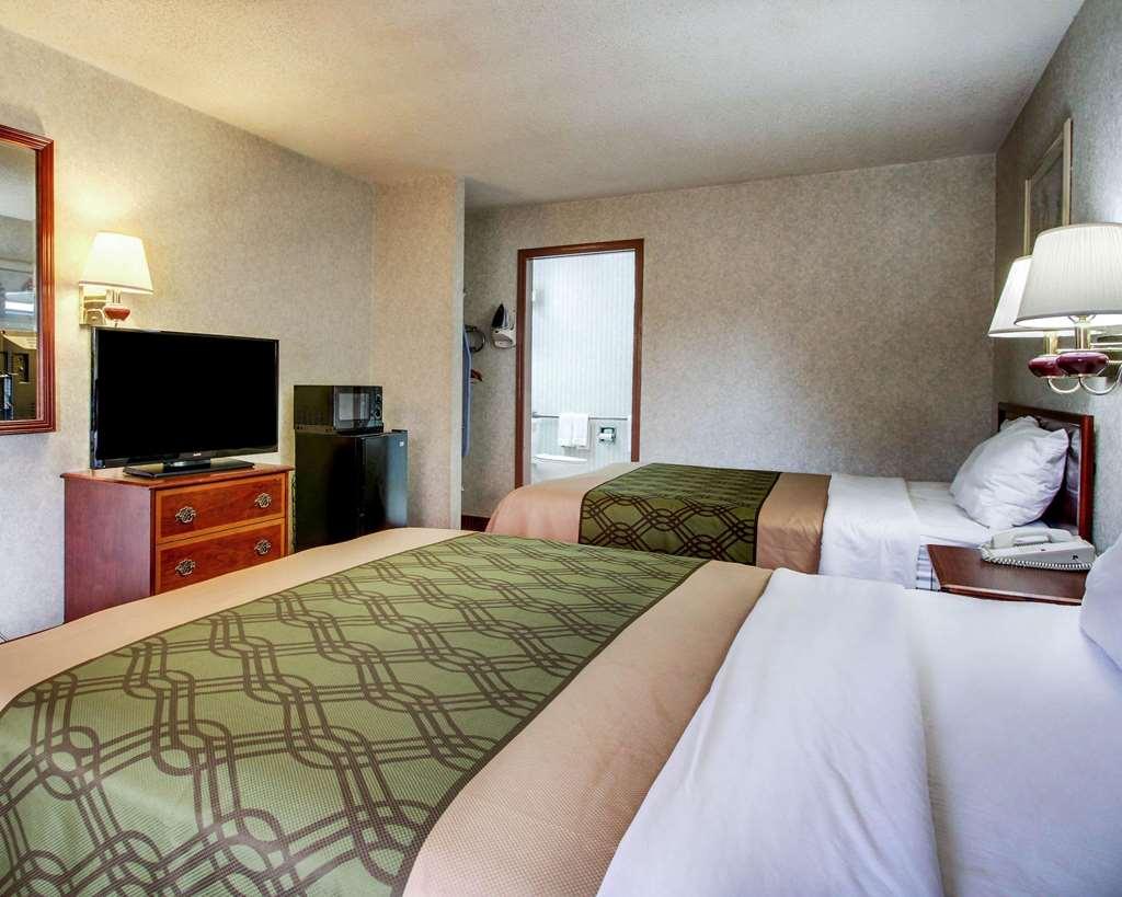 Econo Lodge Inn & Suites Forest Room photo