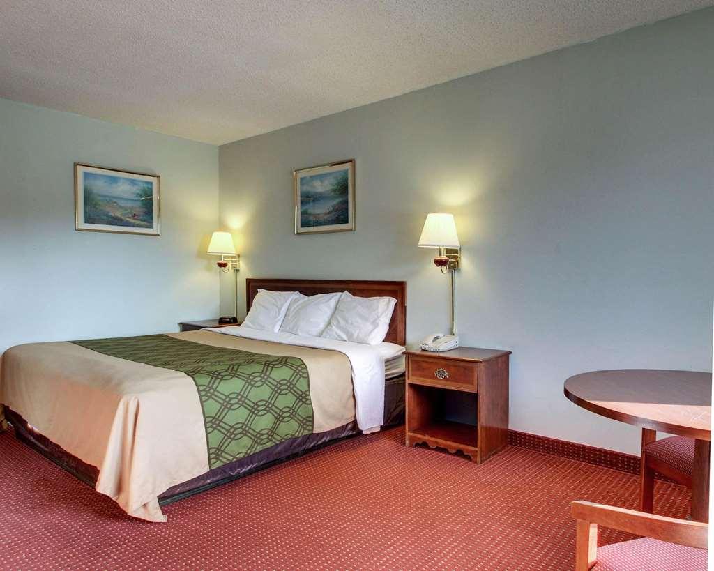 Econo Lodge Inn & Suites Forest Room photo