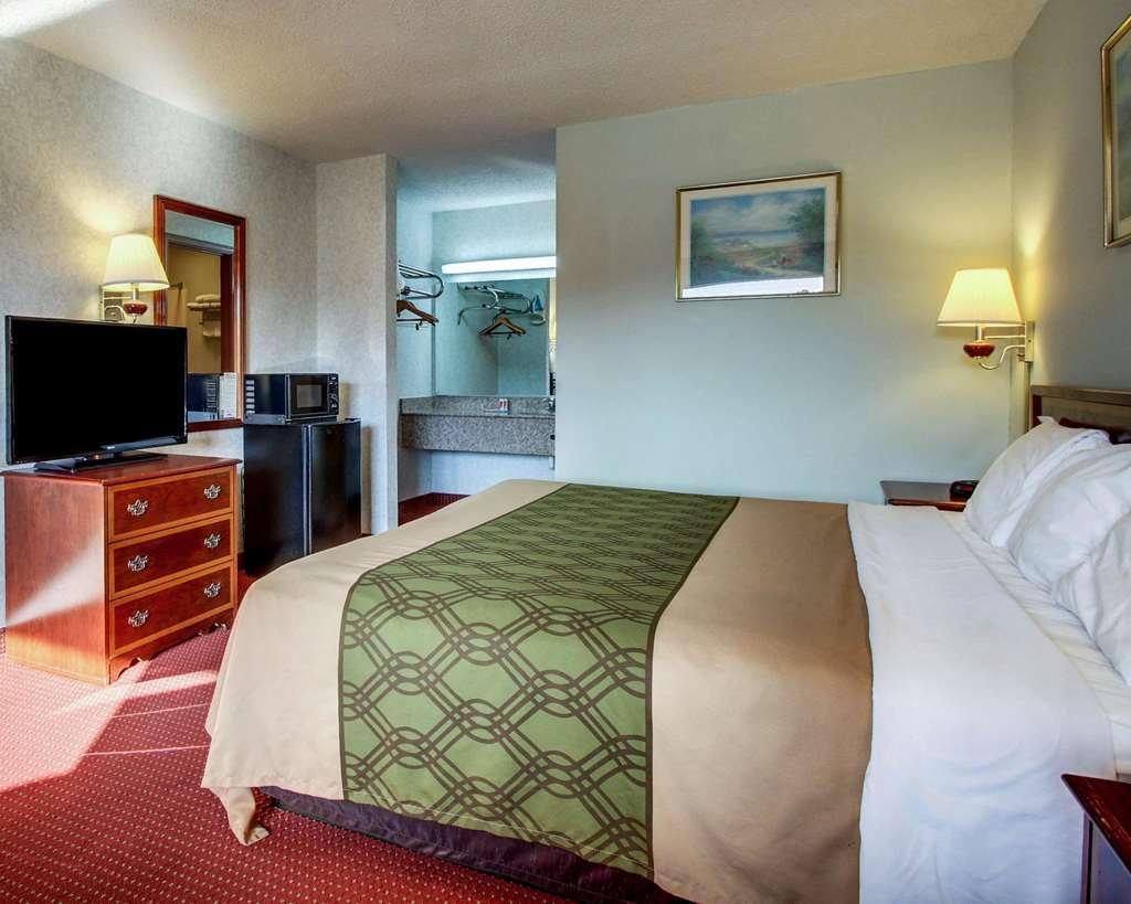 Econo Lodge Inn & Suites Forest Room photo