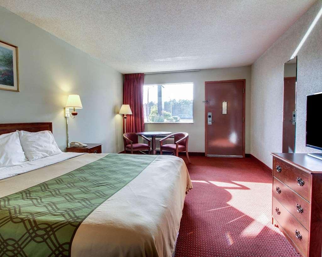 Econo Lodge Inn & Suites Forest Room photo