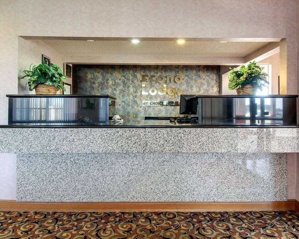 Econo Lodge Inn & Suites Forest Interior photo