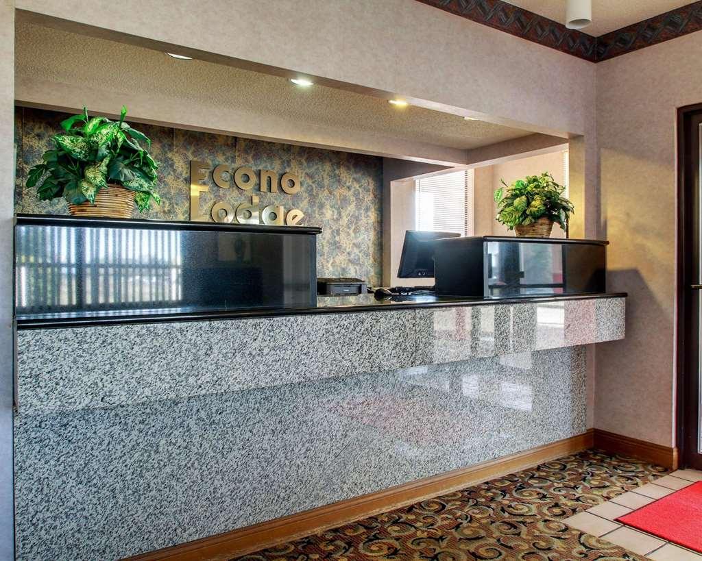 Econo Lodge Inn & Suites Forest Interior photo