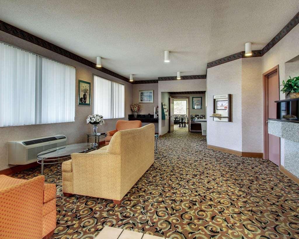 Econo Lodge Inn & Suites Forest Interior photo