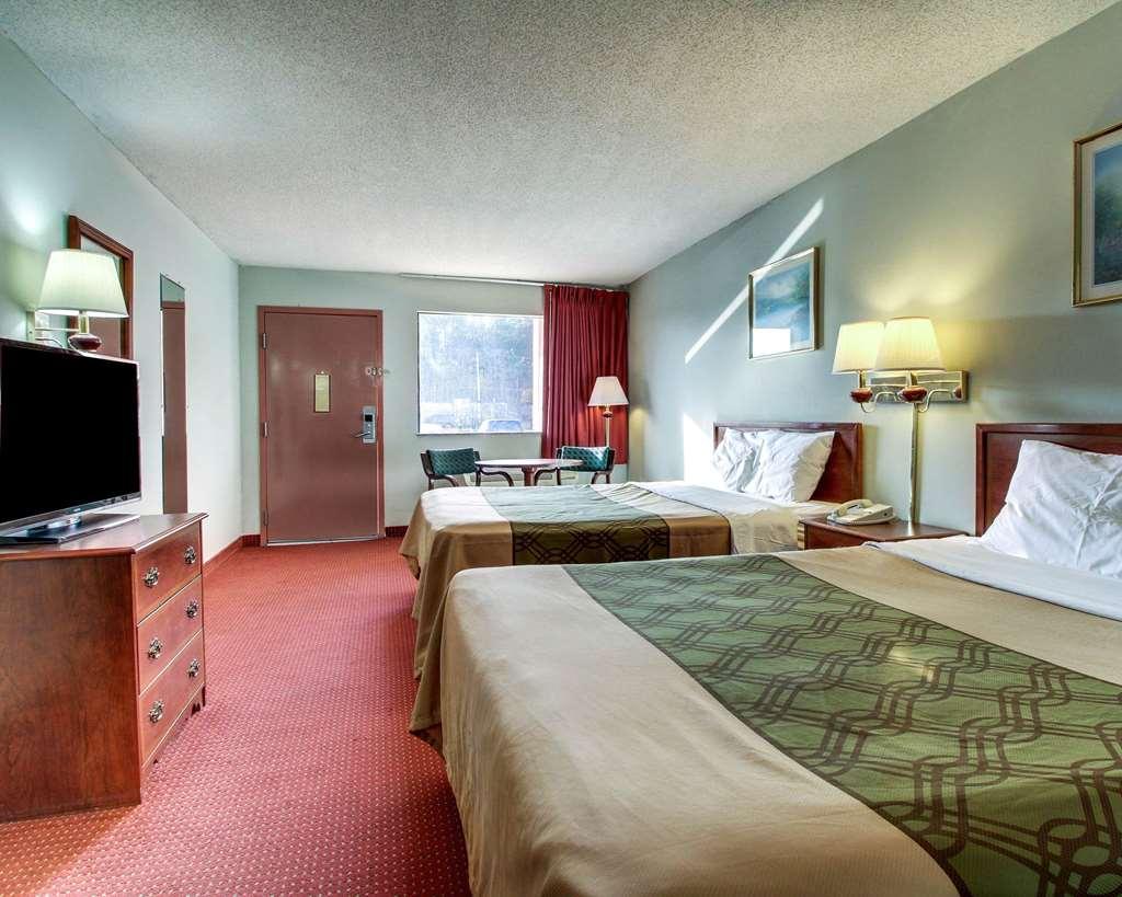 Econo Lodge Inn & Suites Forest Room photo